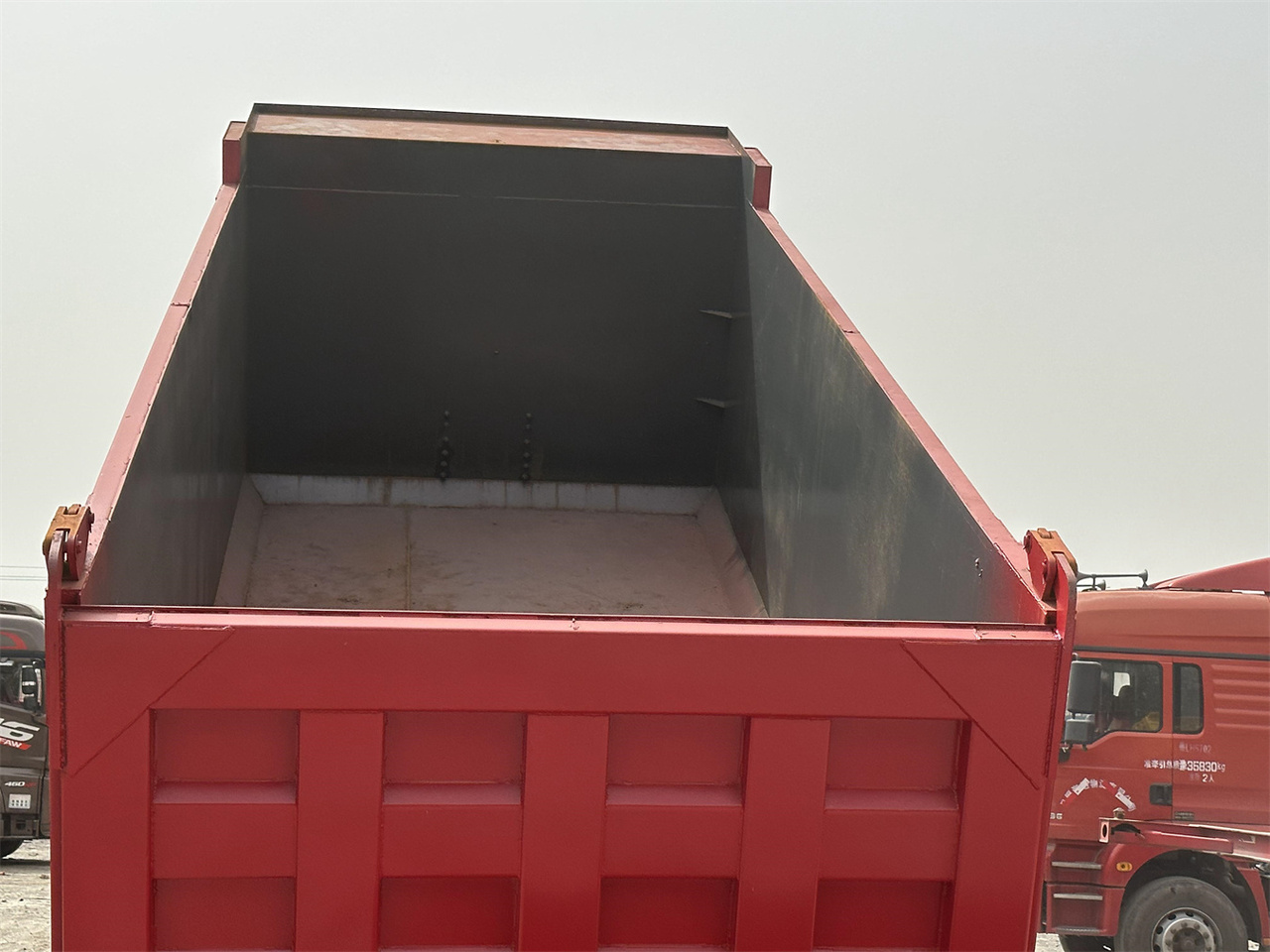 Kallurauto transporditavad ained silo SINOTRUK HOWO 371 Dump Truck: pilt 9