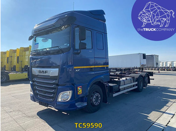 Konteinerveduk/ Tõstukiga veoauto DAF XF