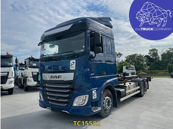Konteinerveduk/ Tõstukiga veoauto DAF XF