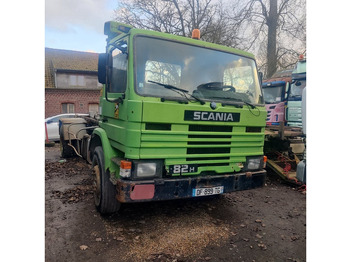 Konteinerveduk/ Tõstukiga veoauto SCANIA 82