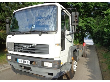 Kabiinišassiiga veoauto VOLVO FL