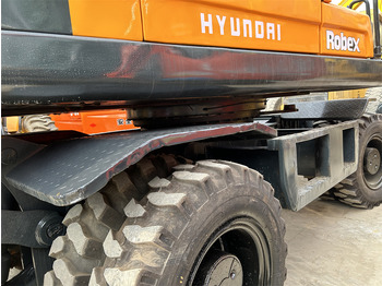 Ratastel ekskavaator HYUNDAI 210W-9: pilt 4