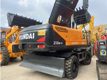 Ratastel ekskavaator HYUNDAI R210