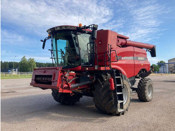 Kombain CASE IH