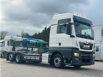 Konteinerveduk/ Tõstukiga veoauto MAN