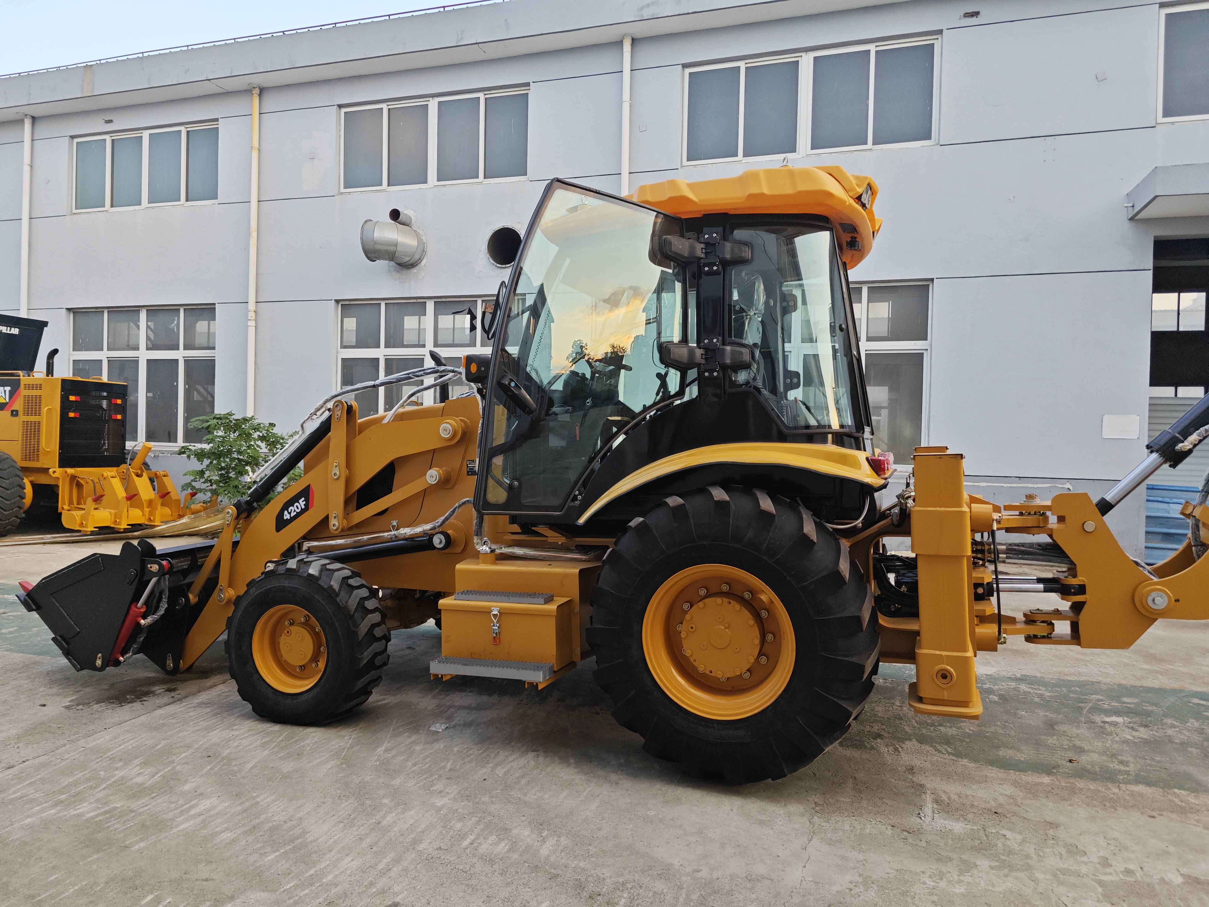 Ekskavaator-laadur CATERPILLAR 420F