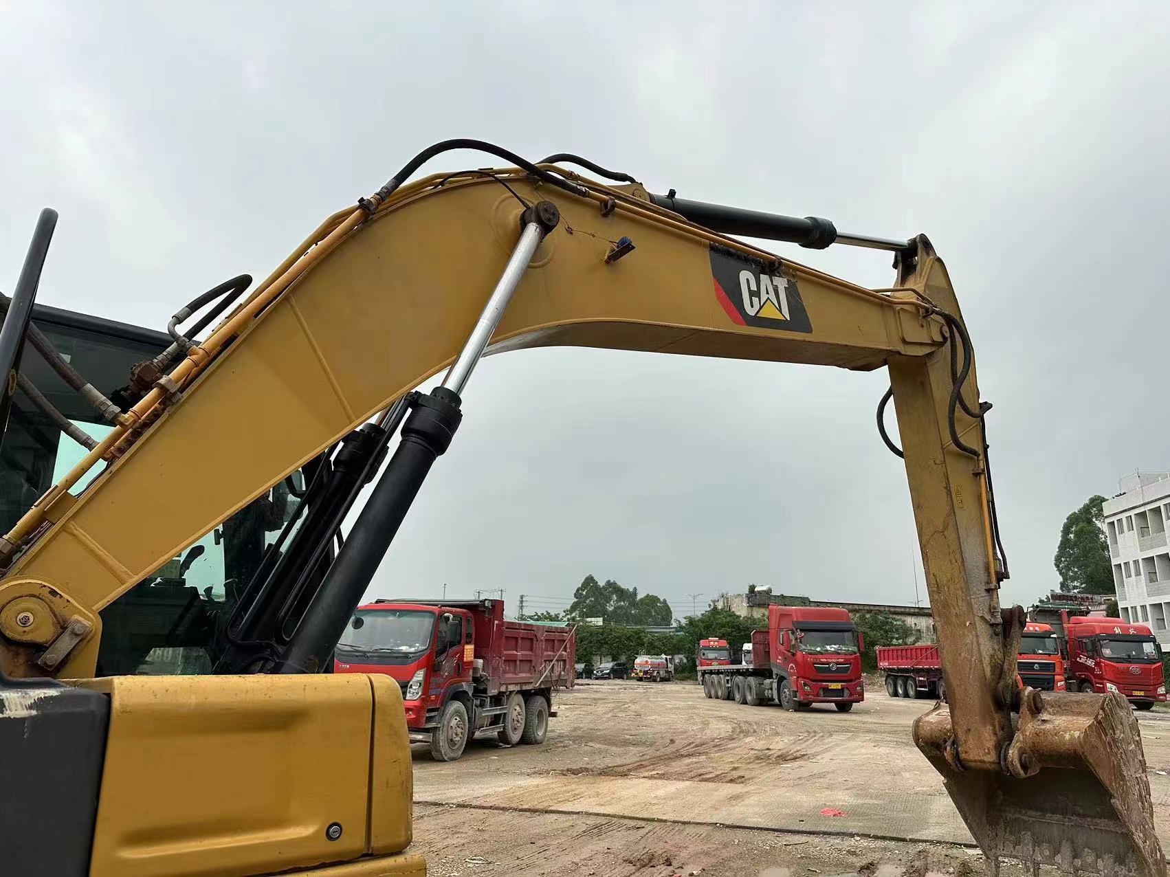 Lintekskavaator CATERPILLAR 320GC: pilt 4