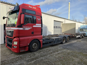 Konteinerveduk/ Tõstukiga veoauto MAN