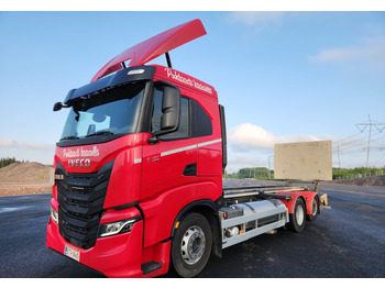 Kabiinišassiiga veoauto IVECO S-WAY