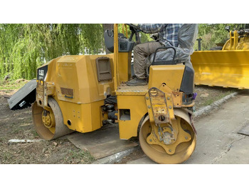 Teerull CATERPILLAR CB24B