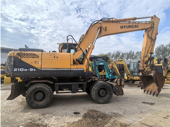 Ratastel ekskavaator HYUNDAI R210