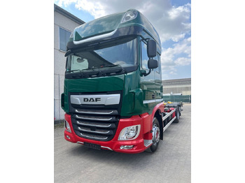 Konteinerveduk/ Tõstukiga veoauto DAF XF 480