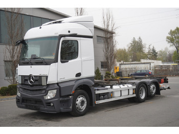 Konteinerveduk/ Tõstukiga veoauto MERCEDES-BENZ Actros 2545