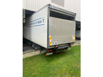 Veoauto RENAULT Midlum