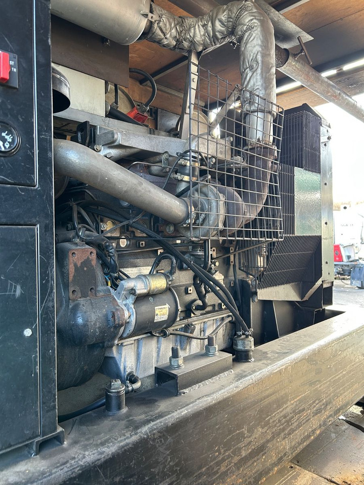 Mercedes-Benz MB 817 4x2 Dieselaggregat 6 Zylinder - Kasti veoauto: pilt 2 Mercedes-Benz MB 817 4x2 Dieselaggregat 6 Zylinder - Kasti veoauto: pilt 2