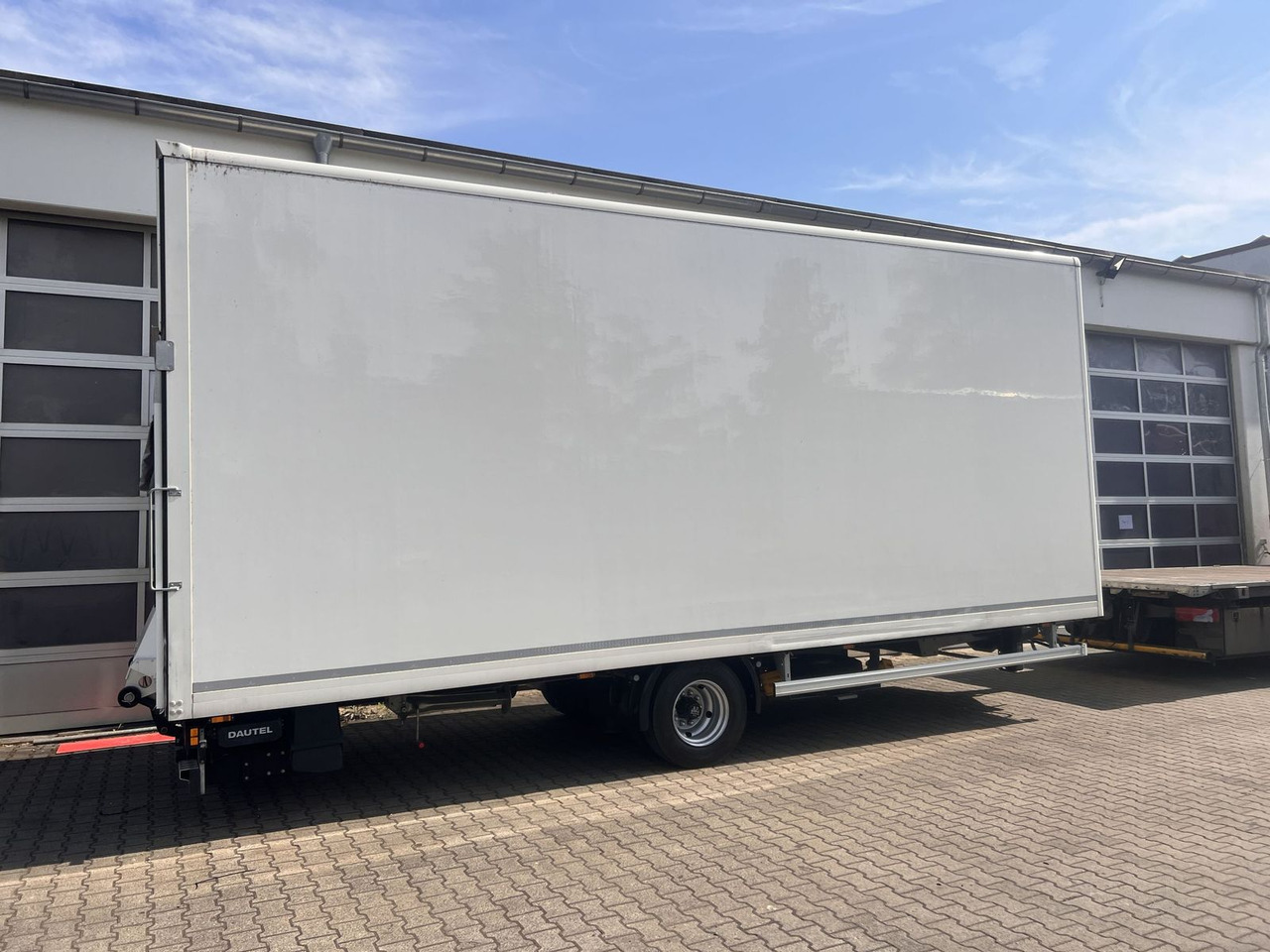 Ackermann 1 Achs Kofferanhänger mit Ladebordwand 10,5 t G - Furgoonjärelhaagis: pilt 5 Ackermann 1 Achs Kofferanhänger mit Ladebordwand 10,5 t G - Furgoonjärelhaagis: pilt 5