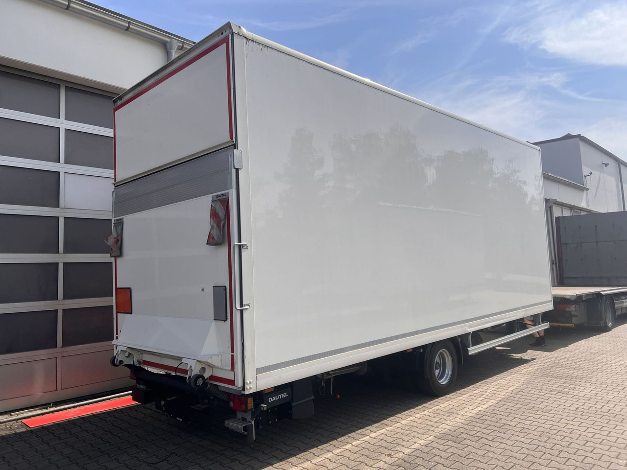 Ackermann 1 Achs Kofferanhänger mit Ladebordwand 10,5 t G - Furgoonjärelhaagis: pilt 1 Ackermann 1 Achs Kofferanhänger mit Ladebordwand 10,5 t G - Furgoonjärelhaagis: pilt 1