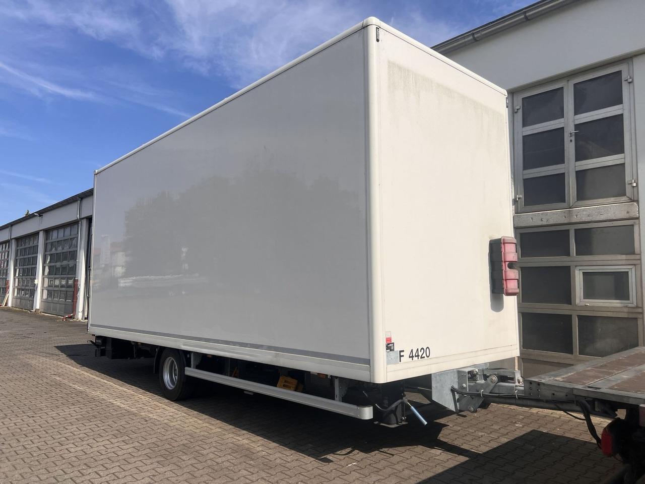 Ackermann 1 Achs Kofferanhänger mit Ladebordwand 10,5 t G - Furgoonjärelhaagis: pilt 2 Ackermann 1 Achs Kofferanhänger mit Ladebordwand 10,5 t G - Furgoonjärelhaagis: pilt 2