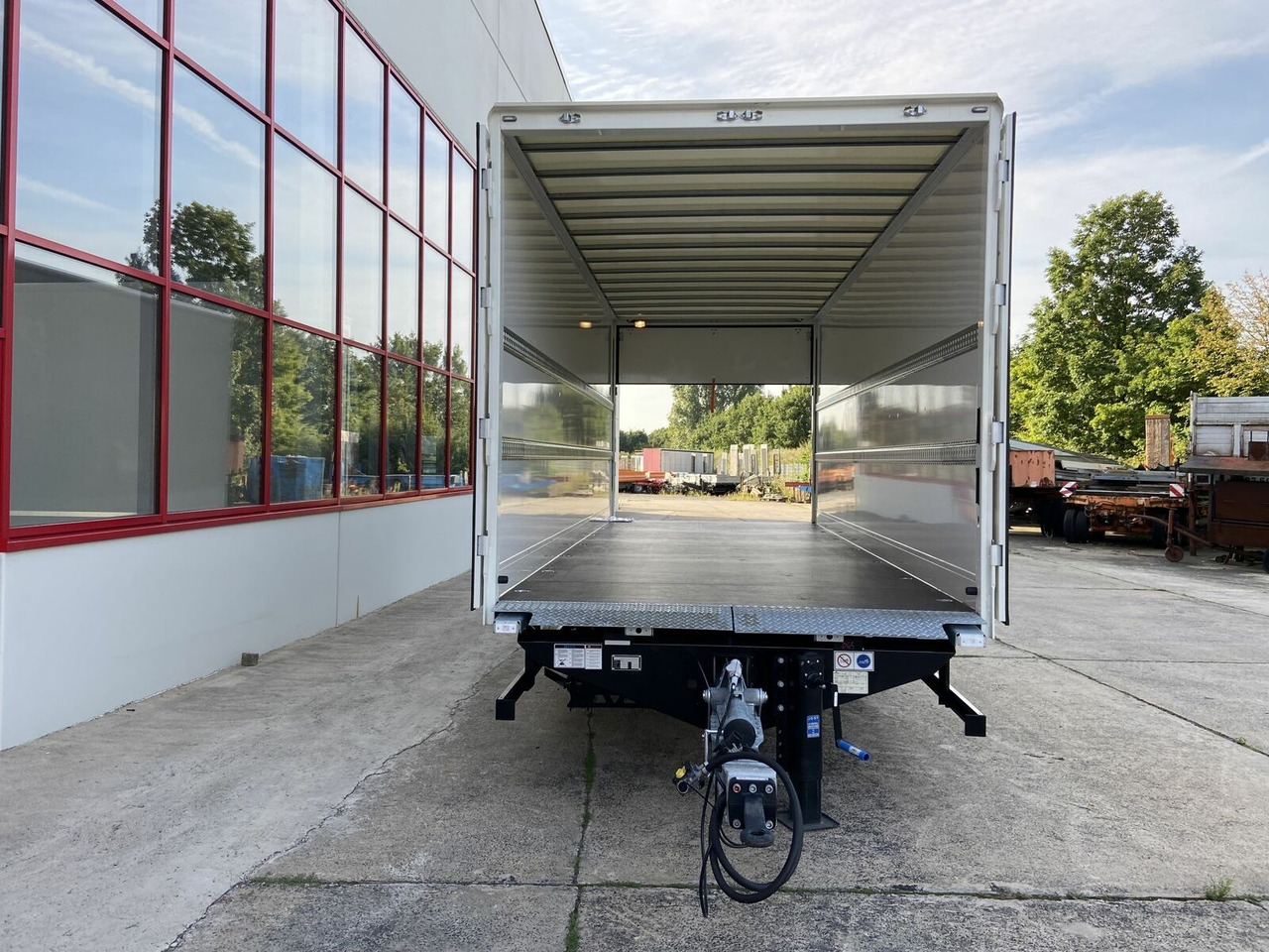 Möslein Tandem Koffer, Ladebordwand 1,5 t + Durchladbar - Furgoonjärelhaagis: pilt 3 Möslein Tandem Koffer, Ladebordwand 1,5 t + Durchladbar - Furgoonjärelhaagis: pilt 3