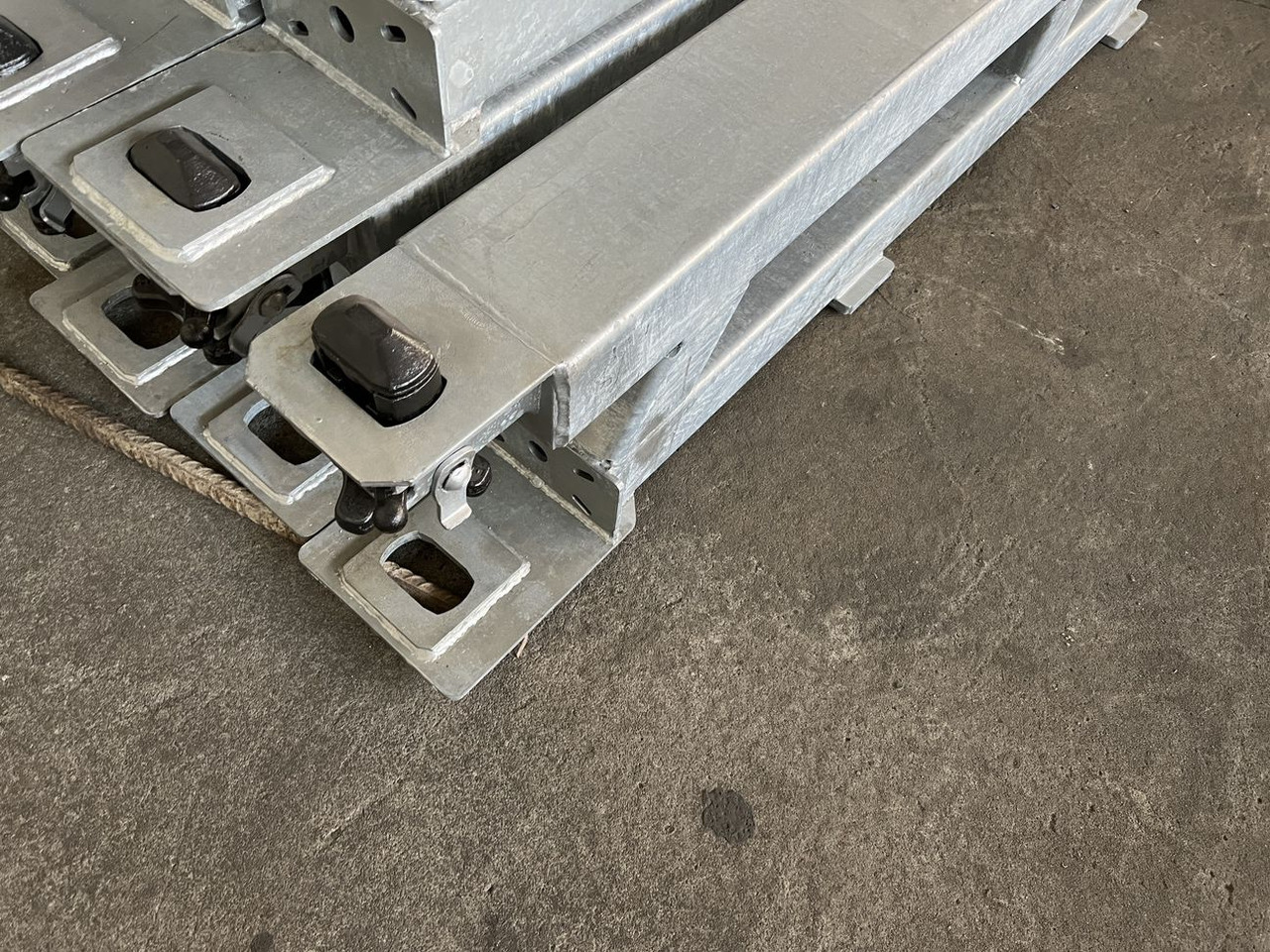 Müller Mitteltal Ausgleichsbock für Satteltieflader incl. Conatinerverschlüssen - Madal platvormpoolhaagis: pilt 5 Müller Mitteltal Ausgleichsbock für Satteltieflader incl. Conatinerverschlüssen - Madal platvormpoolhaagis: pilt 5