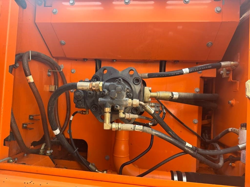 Ekskavaator Doosan DX 300 LC ( 4.690 original hours 18M long reach ): pilt 17