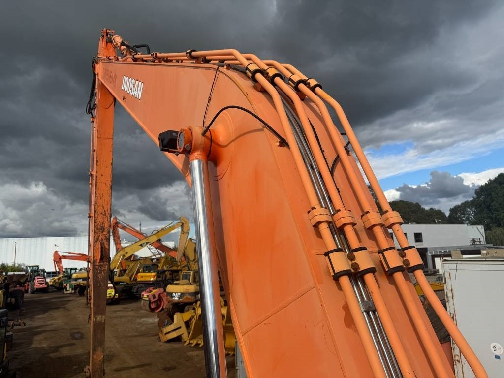 Ekskavaator Doosan DX 300 LC ( 4.690 original hours 18M long reach ): pilt 21