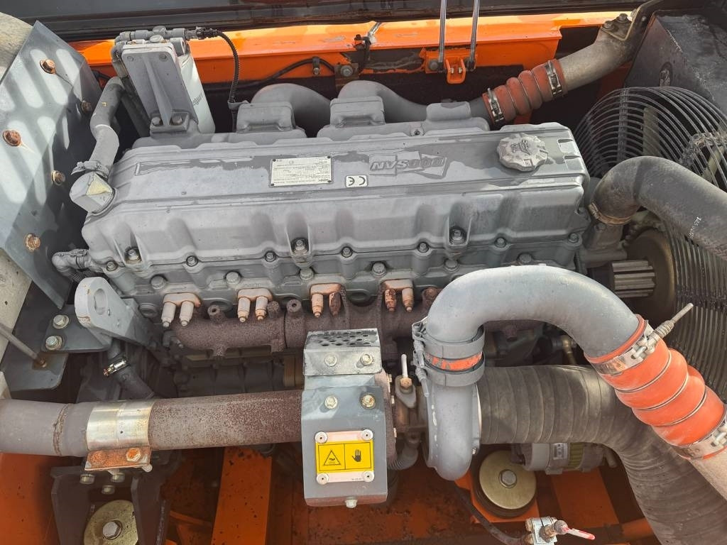 Ekskavaator Doosan DX 300 LC ( 4.690 original hours 18M long reach ): pilt 23
