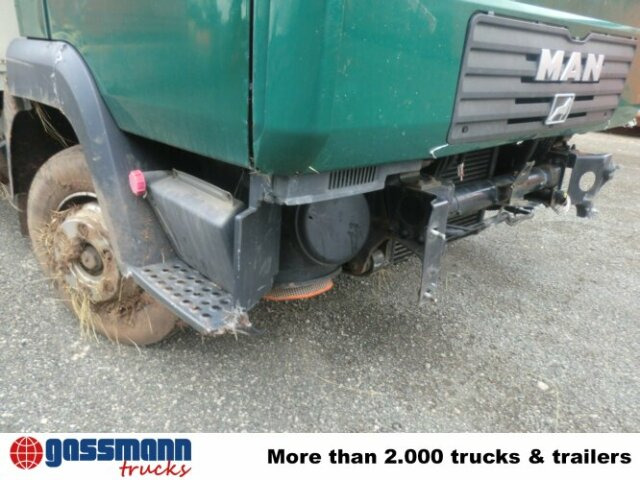 MAN L33 8.180 C 4x2, Unfallfahrzeug mit - Kasti veoauto: pilt 4 MAN L33 8.180 C 4x2, Unfallfahrzeug mit - Kasti veoauto: pilt 4