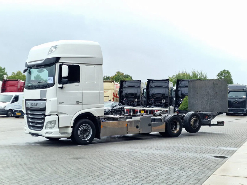 DAF XF 530 SuperSpaceCab 6x2*4 - Chassis 740 cm - Loadlift - Steering axle - Leather - - Kabiinišassiiga veoauto: pilt 3 DAF XF 530 SuperSpaceCab 6x2*4 - Chassis 740 cm - Loadlift - Steering axle - Leather - - Kabiinišassiiga veoauto: pilt 3