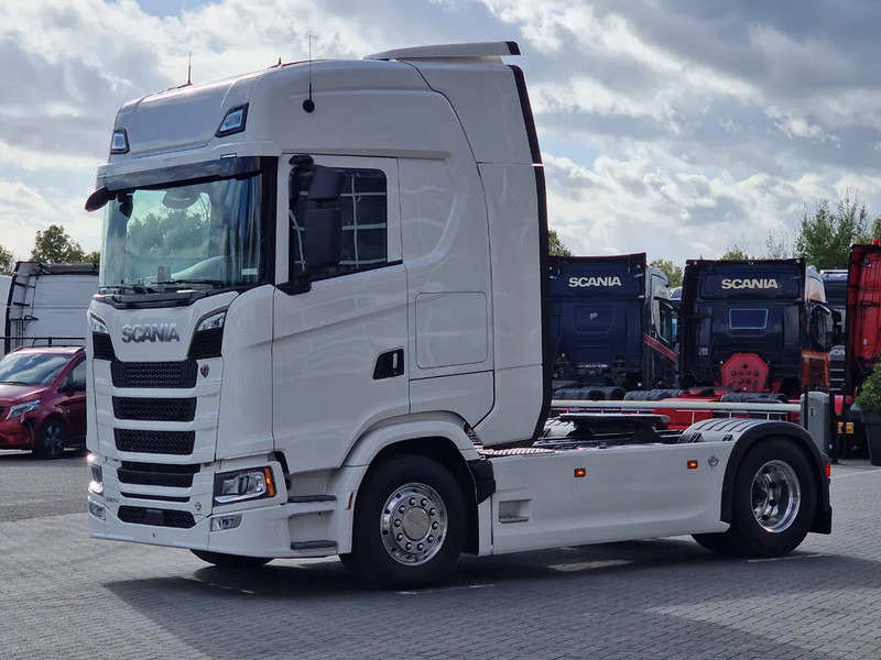 Scania 590S V8 NGS Highline 4x2 - New - Retarder - Leather - Alloy wheels Led - Navi - NEW! - Sadulveok: pilt 3 Scania 590S V8 NGS Highline 4x2 - New - Retarder - Leather - Alloy wheels Led - Navi - NEW! - Sadulveok: pilt 3