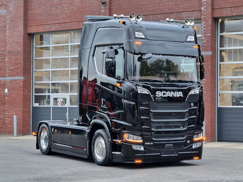 Scania 590S V8 NGS Highline 4x2 - New show truck - Full spec - Retarder - Leather - Full air - BUFFL - Sadulveok: pilt 3 Scania 590S V8 NGS Highline 4x2 - New show truck - Full spec - Retarder - Leather - Full air - BUFFL - Sadulveok: pilt 3