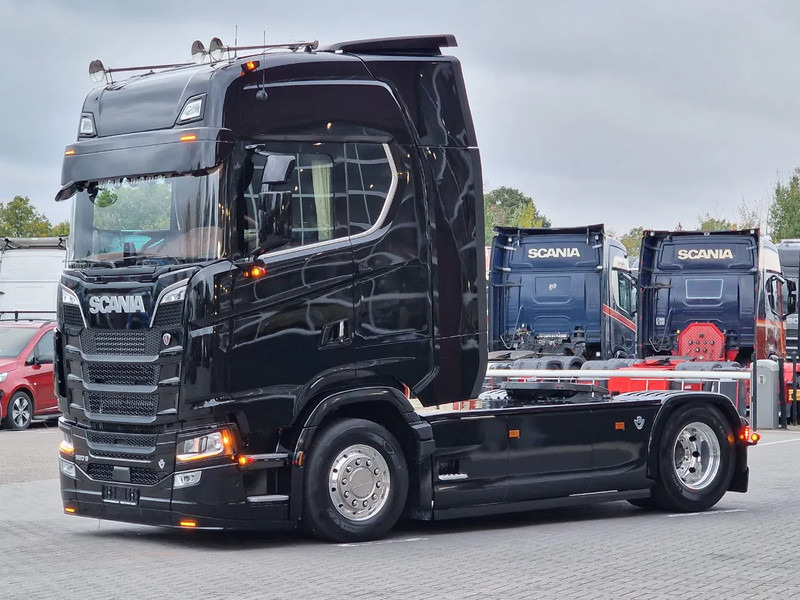 Scania 590S V8 NGS Highline 4x2 - New show truck - Full spec - Retarder - Leather - Full air - BUFFL - Sadulveok: pilt 5 Scania 590S V8 NGS Highline 4x2 - New show truck - Full spec - Retarder - Leather - Full air - BUFFL - Sadulveok: pilt 5