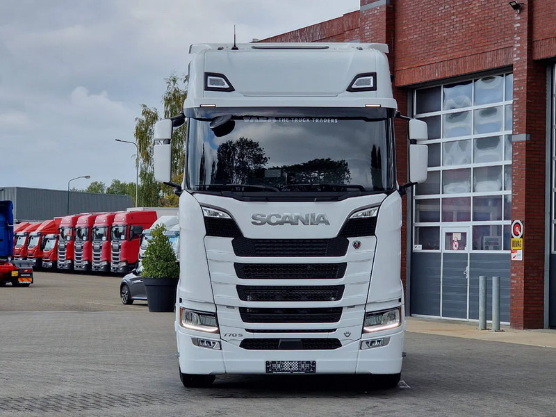 Scania 770S V8 NGS Highline 6x2/4 - New - Old dashboard - Full spec - Retarder - Night clima - Led - Leather - Navi - Sadulveok: pilt 2 Scania 770S V8 NGS Highline 6x2/4 - New - Old dashboard - Full spec - Retarder - Night clima - Led - Leather - Navi - Sadulveok: pilt 2