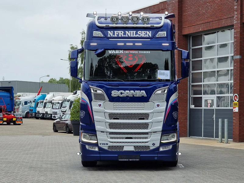 Scania 770S V8 NGS Highline 6x2 - Show truck - Special paint - Custom interior - Retarder - Full air - Night clima - Sadulveok: pilt 2 Scania 770S V8 NGS Highline 6x2 - Show truck - Special paint - Custom interior - Retarder - Full air - Night clima - Sadulveok: pilt 2