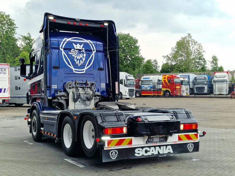 Scania R560 V8 Highline 6x2 - Show truck - Manual gearbox - 2.90 WB - PTO/Hydraulic - Double glazed - Sadulveok: pilt 5 Scania R560 V8 Highline 6x2 - Show truck - Manual gearbox - 2.90 WB - PTO/Hydraulic - Double glazed - Sadulveok: pilt 5