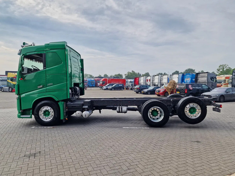 Volvo FH 16.750 Lowroof 6x2*4 - Chassis - 4.30 WB - Steering axle - Retarder - Custom interior - Kabiinišassiiga veoauto: pilt 4 Volvo FH 16.750 Lowroof 6x2*4 - Chassis - 4.30 WB - Steering axle - Retarder - Custom interior - Kabiinišassiiga veoauto: pilt 4