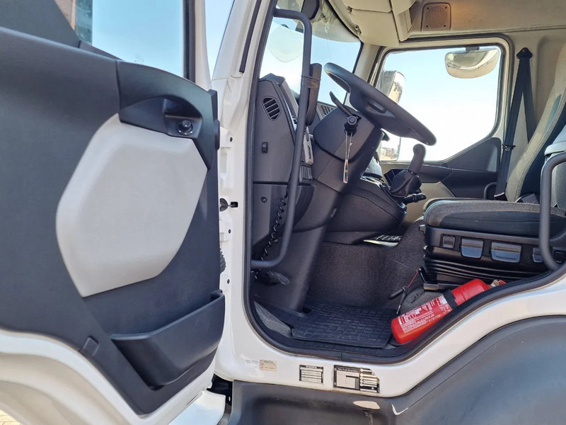 Volvo FL 250 4x2 Box truck, loading lift, 12T liising Volvo FL 250 4x2 Box truck, loading lift, 12T: pilt 12