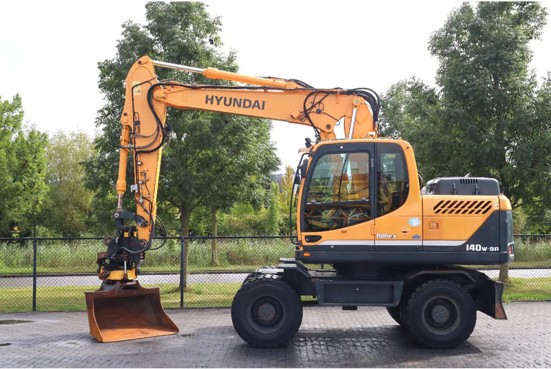 Hyundai ROBEX 140W-9A | ROTOTILT | BUCKET | ONLY 3502 HOUR! | GOOD TIRES - Ratastel ekskavaator: pilt 1 Hyundai ROBEX 140W-9A | ROTOTILT | BUCKET | ONLY 3502 HOUR! | GOOD TIRES - Ratastel ekskavaator: pilt 1