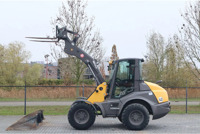 Mecalac AF 1050 | BUCKET | FORKS | HYDR. QUICK COUPLER - Rataslaadur: pilt 1 Mecalac AF 1050 | BUCKET | FORKS | HYDR. QUICK COUPLER - Rataslaadur: pilt 1