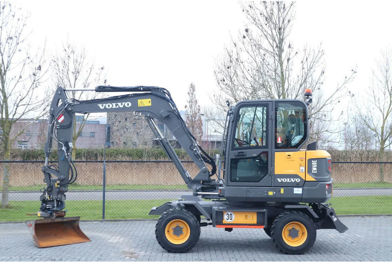 Volvo EW60E | DEMO | 30 KM/H | ROTOTILT + GRIPPER | BUCKET - Ratastel ekskavaator: pilt 1 Volvo EW60E | DEMO | 30 KM/H | ROTOTILT + GRIPPER | BUCKET - Ratastel ekskavaator: pilt 1