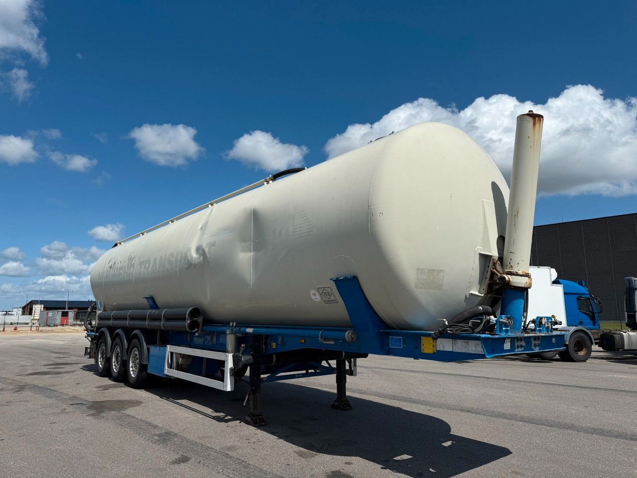 Feldbinder 3 axle 63 m3 Silo trailer Feldbinder 3 axle 63 m3 Silo trailer - Silo poolhaagis: pilt 2 Feldbinder 3 axle 63 m3 Silo trailer Feldbinder 3 axle 63 m3 Silo trailer - Silo poolhaagis: pilt 2