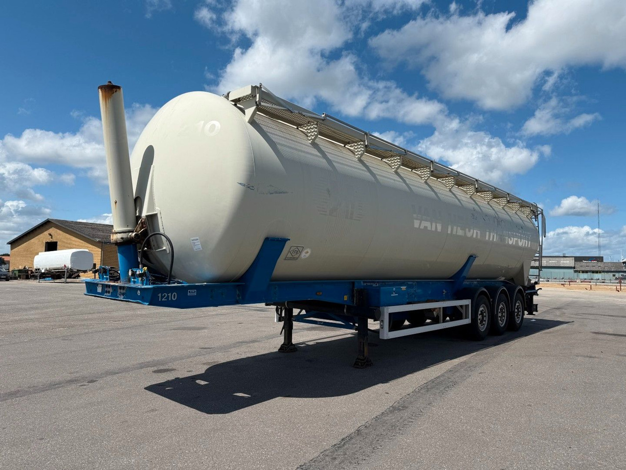 Feldbinder 3 axle 63 m3 Silo trailer Feldbinder 3 axle 63 m3 Silo trailer - Silo poolhaagis: pilt 1 Feldbinder 3 axle 63 m3 Silo trailer Feldbinder 3 axle 63 m3 Silo trailer - Silo poolhaagis: pilt 1