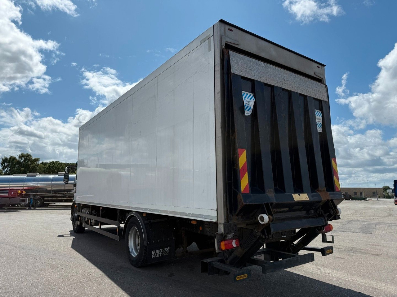 Iveco 180E32 Schmitz / Thermo King T-1200R Spectrum Iveco 180E32 Schmitz / Thermo King T-1200R Spectrum - Külmutiga veoauto: pilt 4 Iveco 180E32 Schmitz / Thermo King T-1200R Spectrum Iveco 180E32 Schmitz / Thermo King T-1200R Spectrum - Külmutiga veoauto: pilt 4