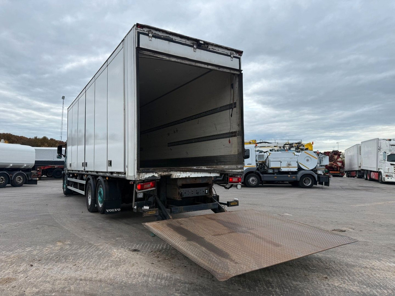 Volvo FM330 6x2*4 Carrier Supra 1050 Nordic - Külmutiga veoauto: pilt 5 Volvo FM330 6x2*4 Carrier Supra 1050 Nordic - Külmutiga veoauto: pilt 5