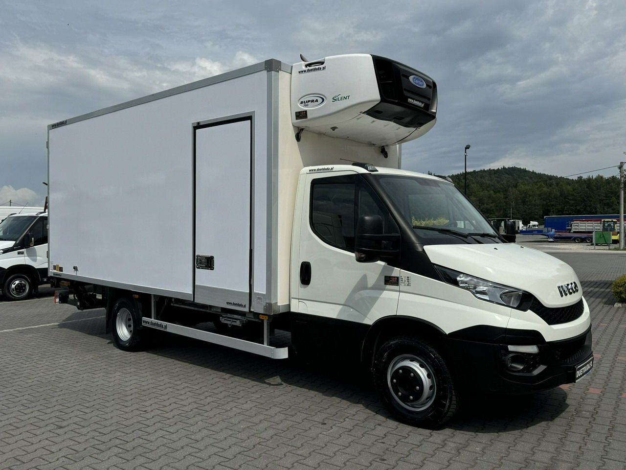Iveco Daily 70C17 Mroźnia Agregat Carrier Supra 750 10-Palet + Winda - Tarbesõiduk külmik: pilt 2 Iveco Daily 70C17 Mroźnia Agregat Carrier Supra 750 10-Palet + Winda - Tarbesõiduk külmik: pilt 2