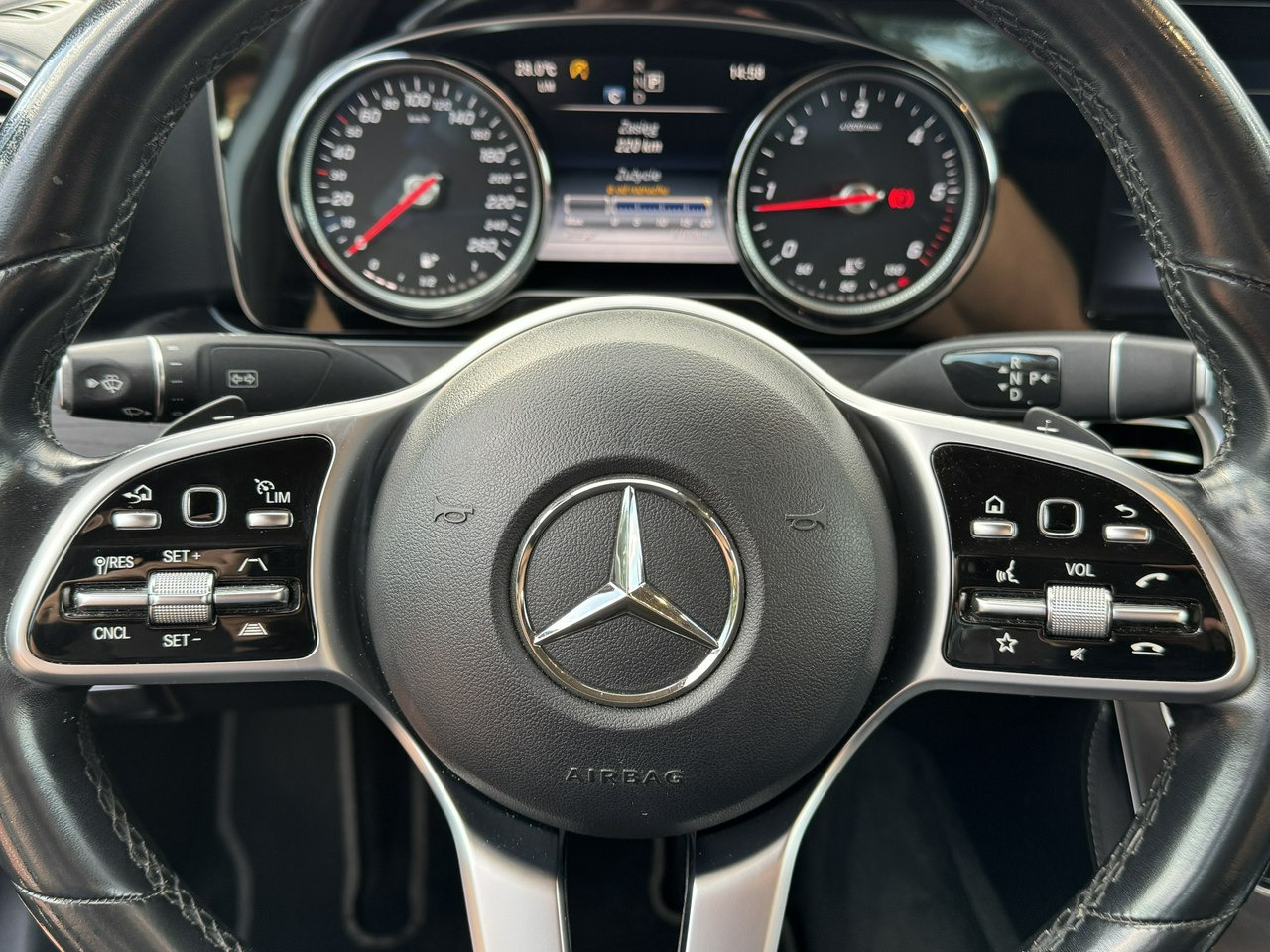 Sedaan Mercedes E 220: pilt 20