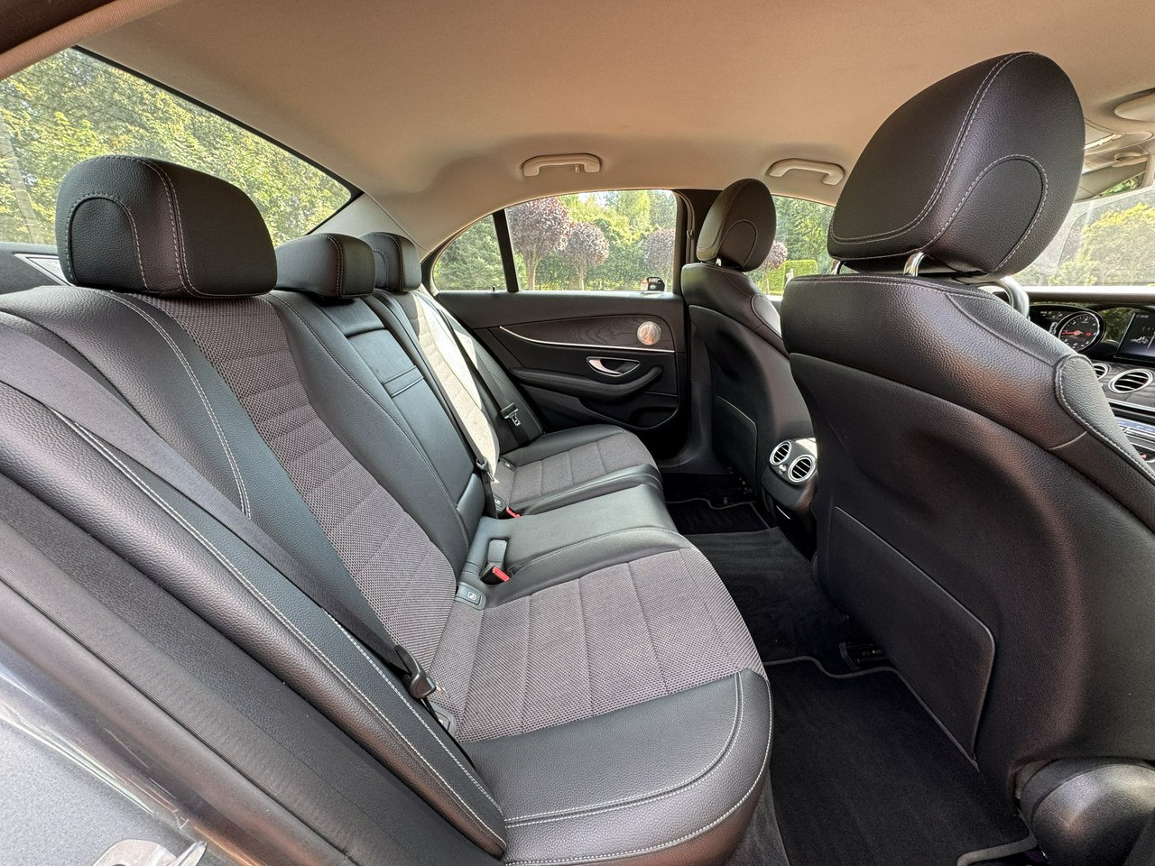 Sedaan Mercedes E 220: pilt 36