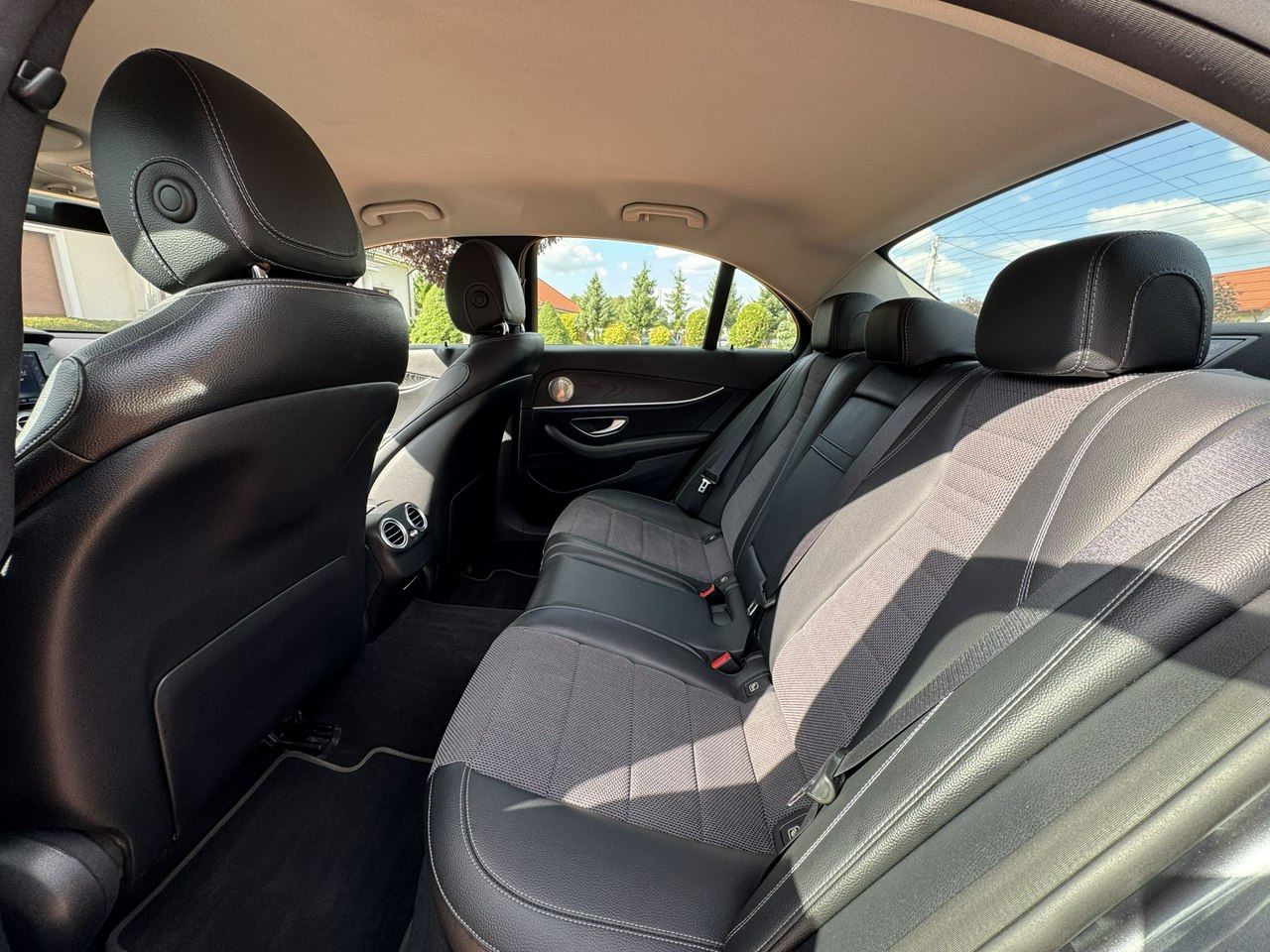 Sedaan Mercedes E 220: pilt 32