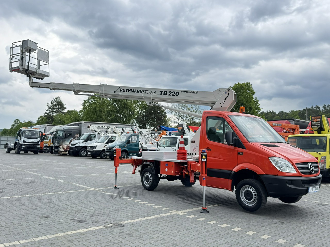 Mercedes Sprinter - Veoautolt tõusev platvorm: pilt 1 Mercedes Sprinter - Veoautolt tõusev platvorm: pilt 1
