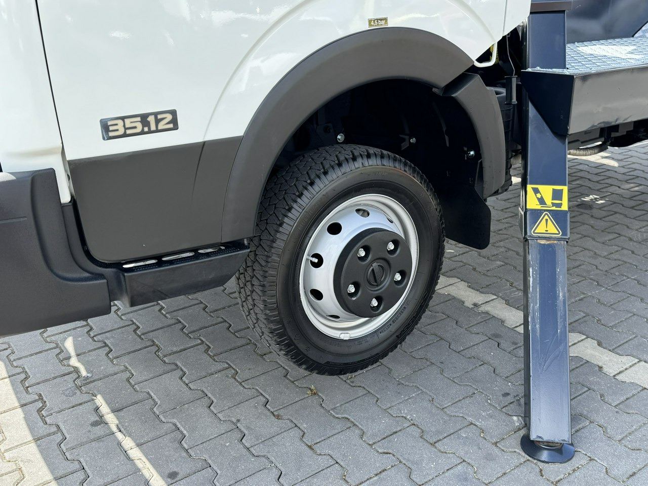 Nissan Cabstar - Veoautolt tõusev platvorm: pilt 4 Nissan Cabstar - Veoautolt tõusev platvorm: pilt 4